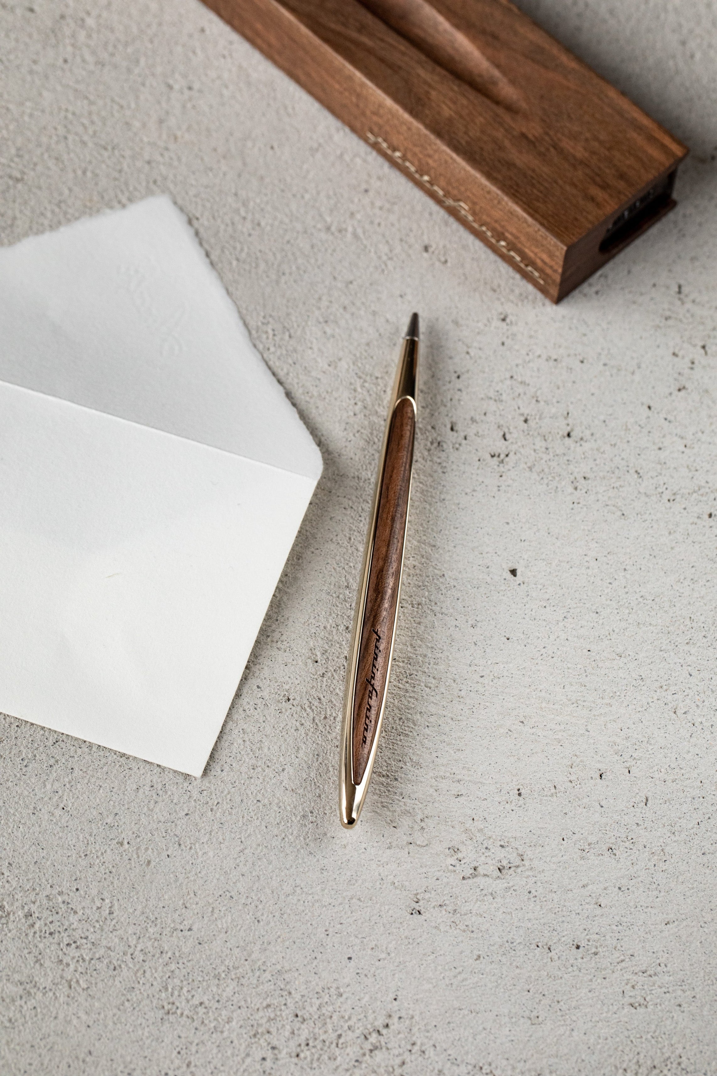 Pininfarina | Cambiano | Pale Gold | Classic Ethergraf metal alloy tip | Solid Wood Desk Stand