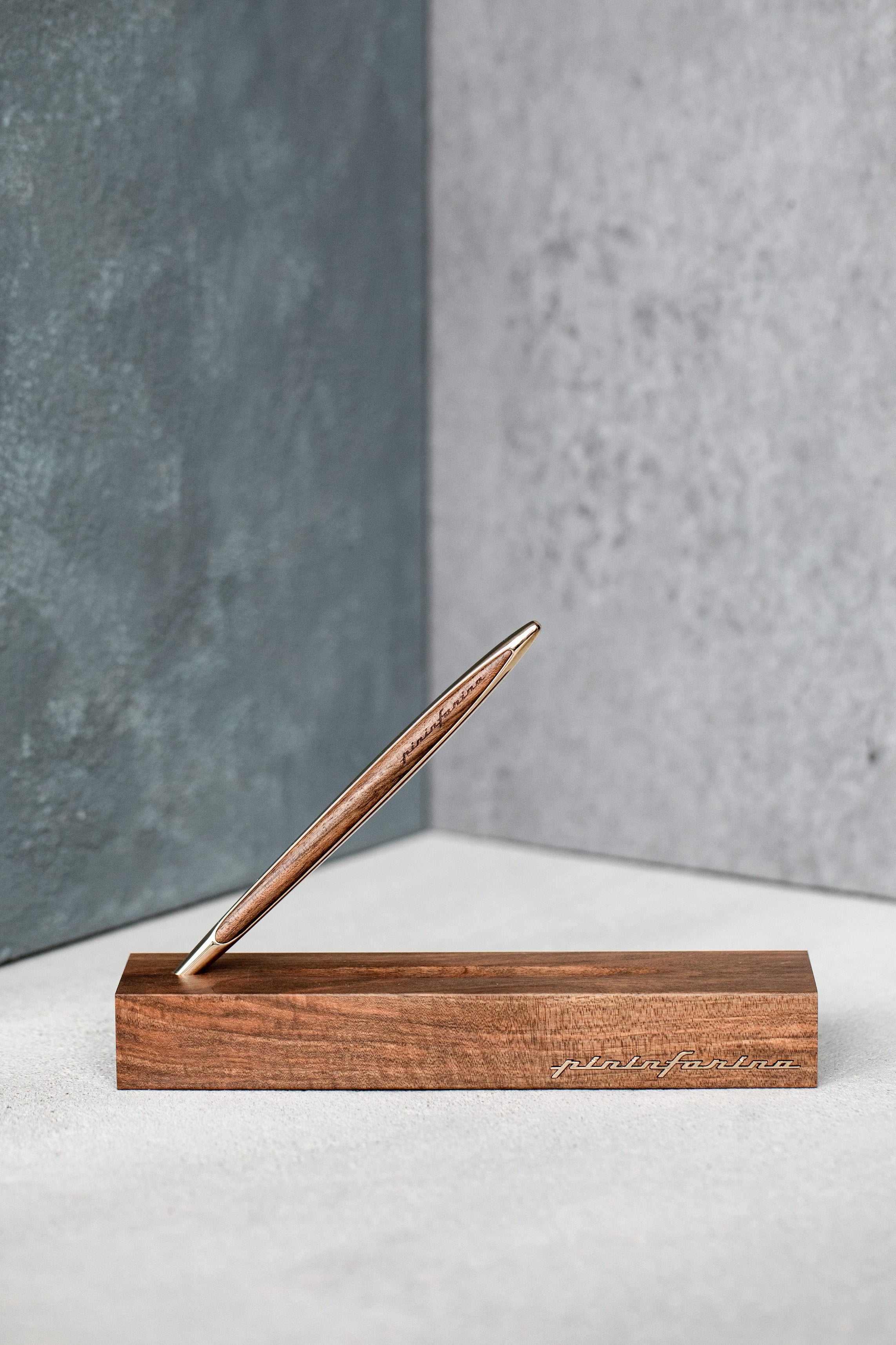 Pininfarina | Cambiano | Pale Gold | Classic Ethergraf metal alloy tip | Solid Wood Desk Stand